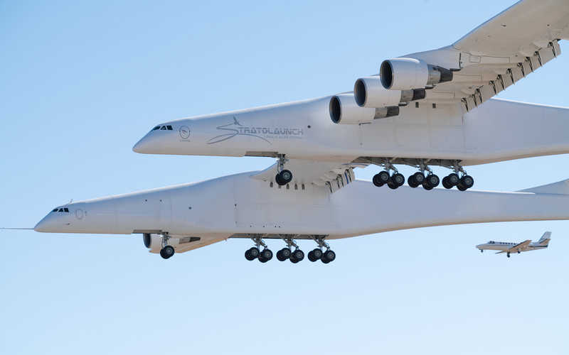 Stratolaunch: 'World's largest plane' lifts off for the first time