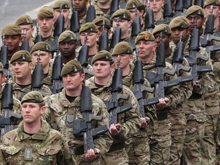 Brytyjska armia będzie pytać rekrutów, czy są gejami