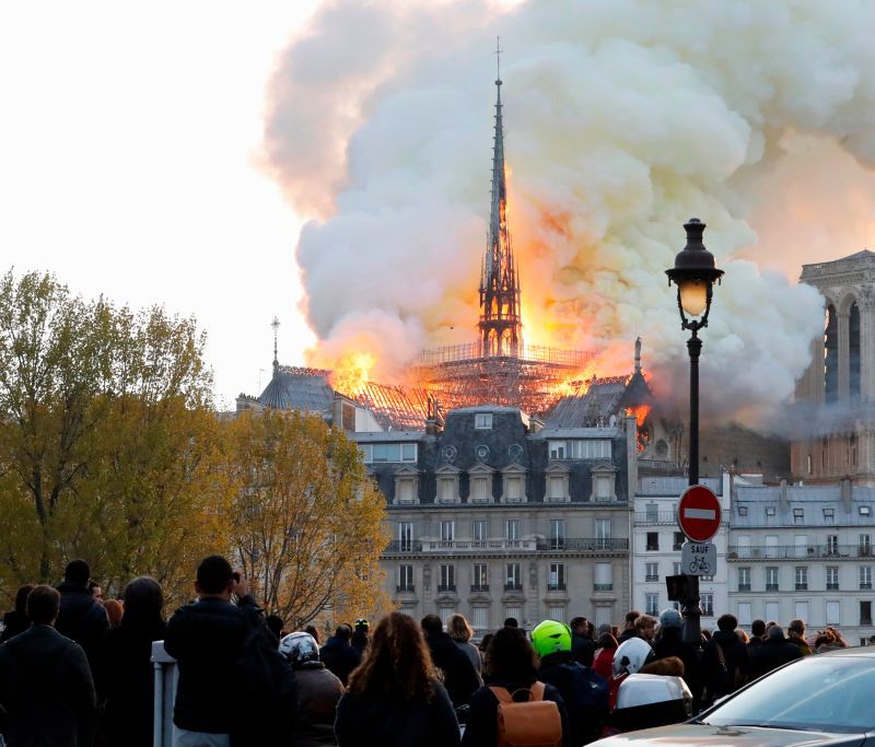 Płonie katedra Notre Dame w Paryżu