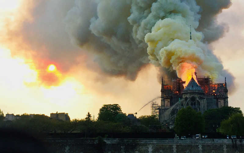 Struktura katedry Notre Dame ocalona. Macron obiecuje odbudowę