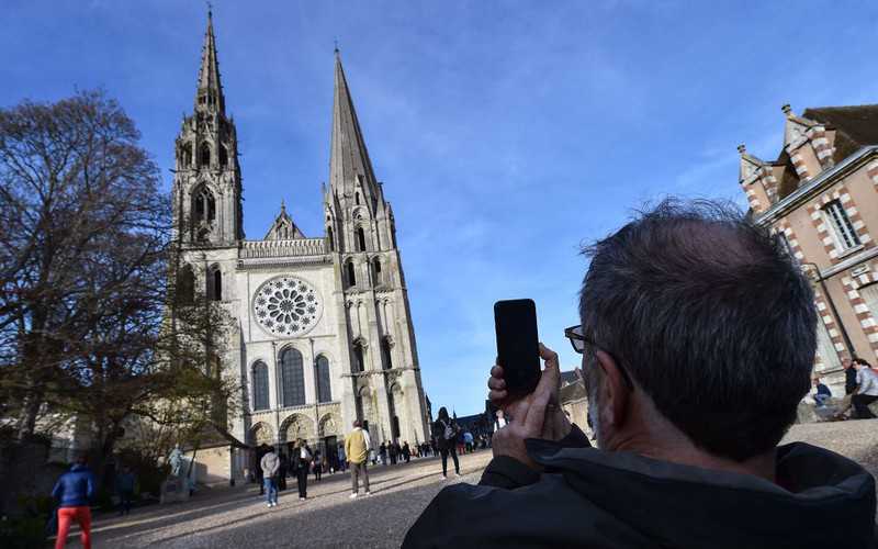 Przed katedrą Notre Dame stanie drewniany kościół?