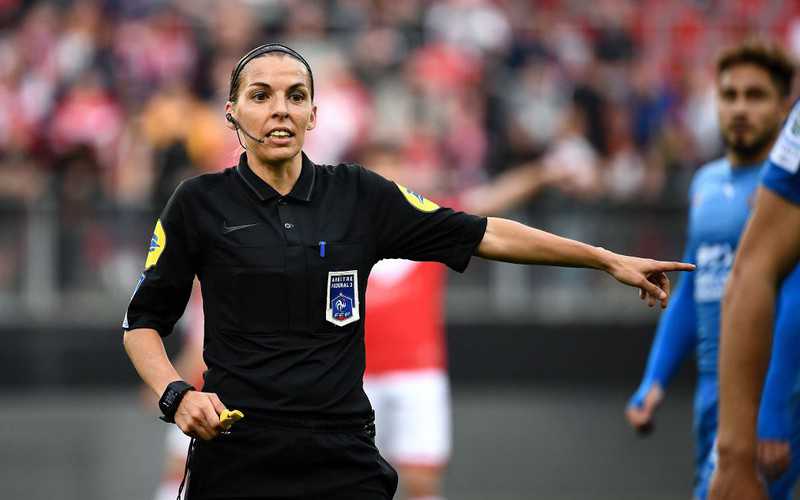 Woman referee of the Amiens match with Strasbourg