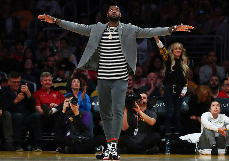 NBA: LeBron James i Lakers liderami sprzedaży koszulek i pamiątek