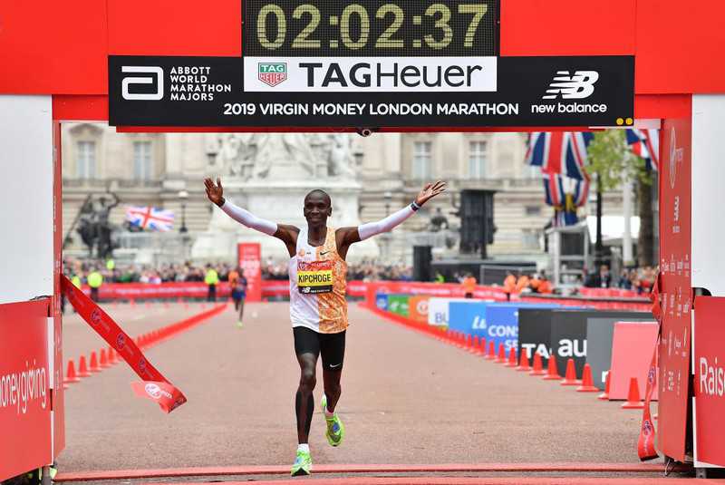 Maraton w Londynie: Drugi w historii czas Kenijczyka Kipchoge
