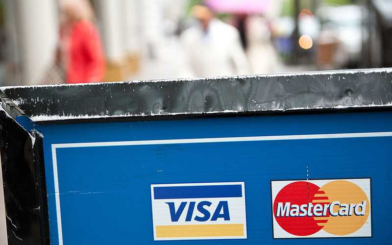 Płatności kartą zagranicą będą tańsze. MasterCard i Visa obniżają prowizje