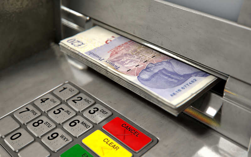Bezpłatne bankomaty w UK znikają w "alarmującym tempie"