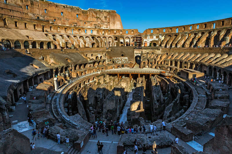 Rzymskie Koloseum niszczone przez turystów-wandali