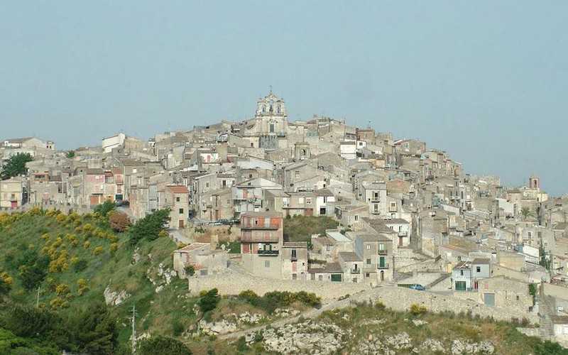 Niemal 500 domów po 1 euro każdy. Włoskie miasto liczy na nowych mieszkańców