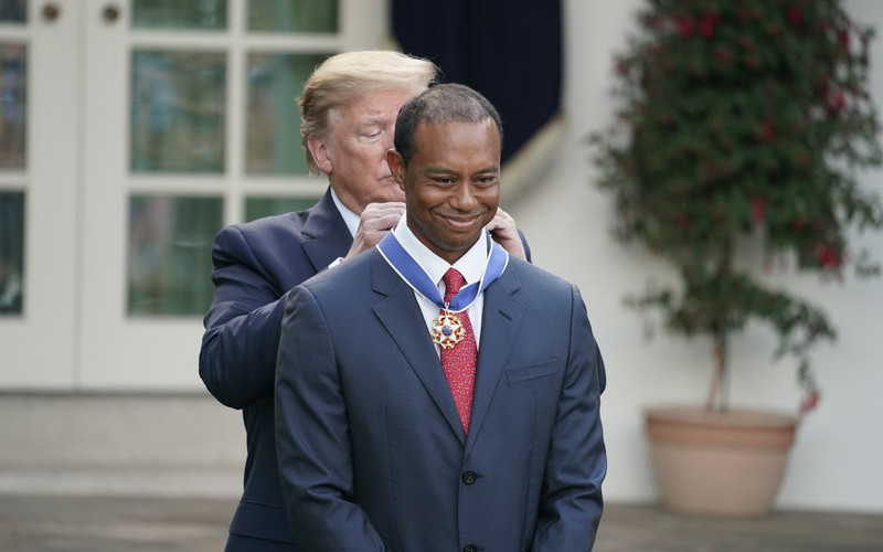 Tiger Woods z medalem od Trumpa