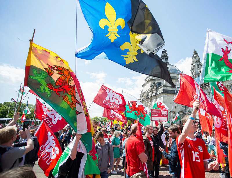 Marsz zwolenników niepodległości Walii w Cardiff
