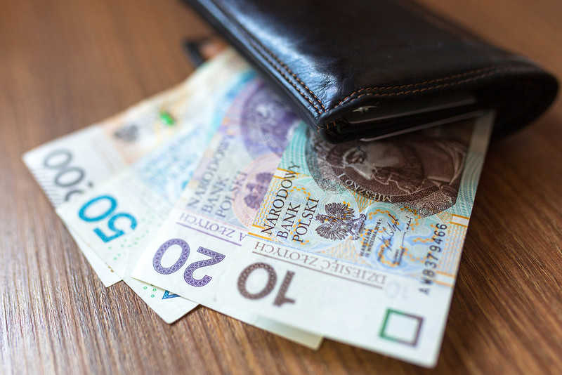 Polski resort: Pensje w Polsce rosną znacznie szybciej niż ceny