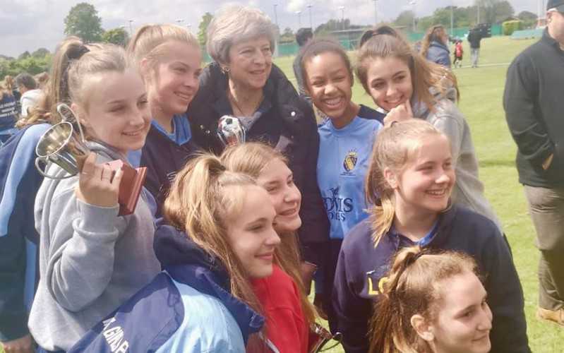 Theresa May zaprezentowała swoje umiejętności piłkarskie. Wyszło lepiej niż taniec?
