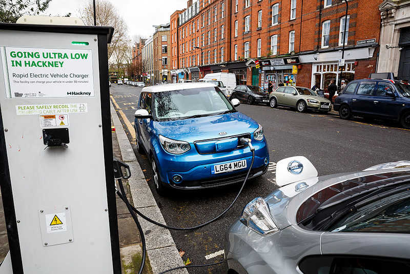1 na 4 kierowców w UK rozważa zakup auta elektrycznego