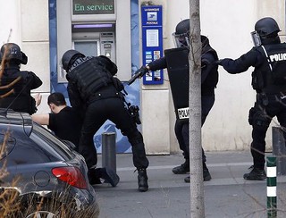 Francja: Zatrzymano mężczyznę, który wziął zakładników na poczcie