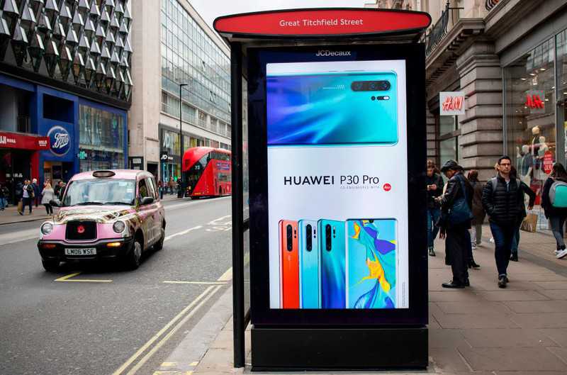 EE, O2 oraz Vodafone w obliczu krytyki. Wciąż sprzedają smartfony Huawei