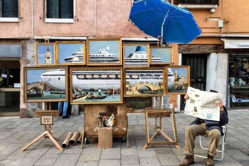 Banksy crashes the venice art biennale with unlicensed street stall