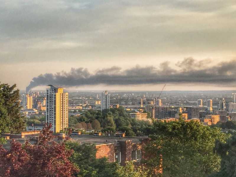 Londyn: Gigantyczny pożar na Tottenham. Z ogniem walczy ponad 100 strażaków