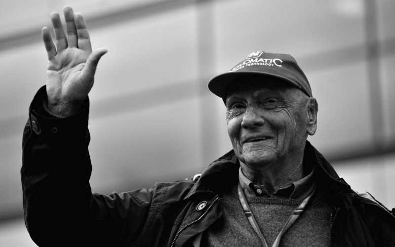 'Lauda to be buried in race suit'