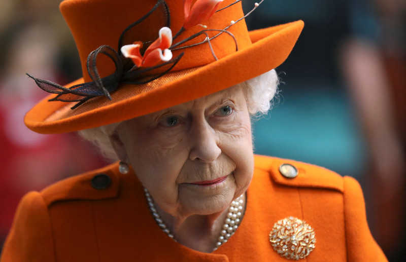 Elżbieta II złamie "królewską zasadę" i uda się na pogrzeb służącej
