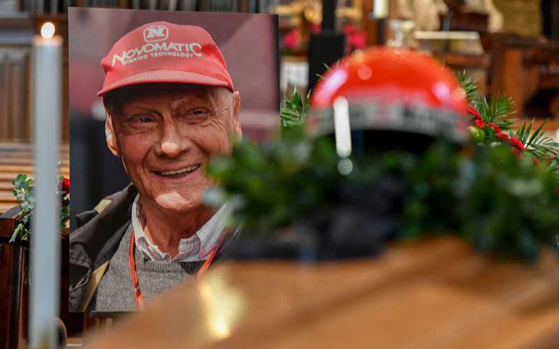 Tysiące osób na pogrzebie byłego mistrza świata Formuły 1 Nikiego Laudy