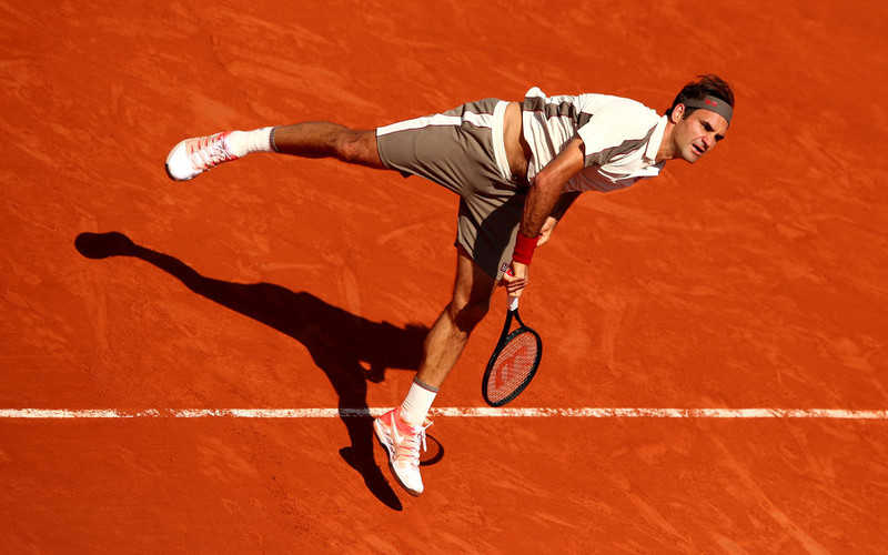 'Golden oldie' Federer cruises into French Open 4th round