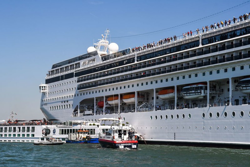 Wycieczkowiec podczas cumowania w Wenecji uderzył w dok i statek z turystami