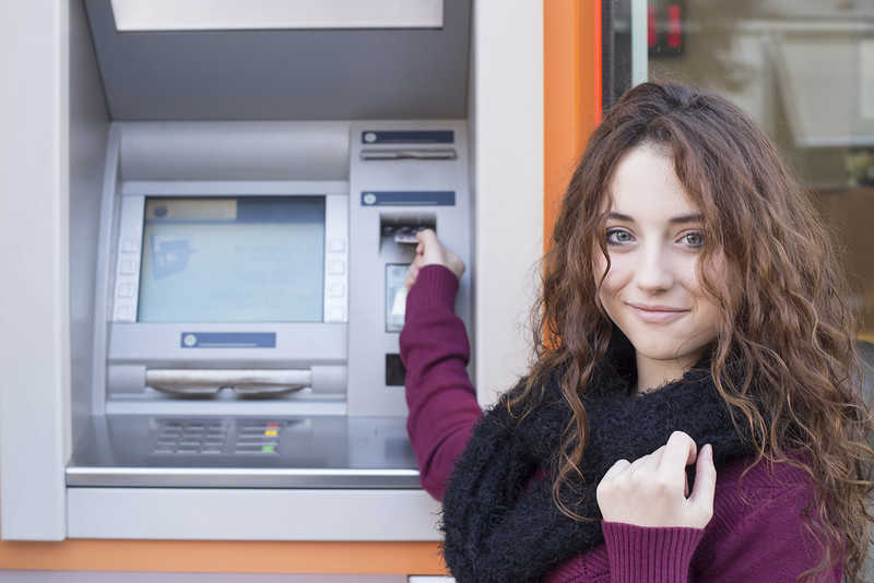 Prawie połowa młodych Polaków pierwsze konto bankowe ma założone przed 18. rokiem życia