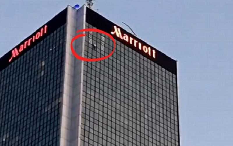Warszawa: 31-latek bez zabezpieczeń wspiął się na hotel Marriott 