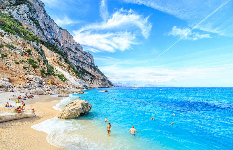 Służby na Sardynii walczą z okradaniem plaż przez turystów