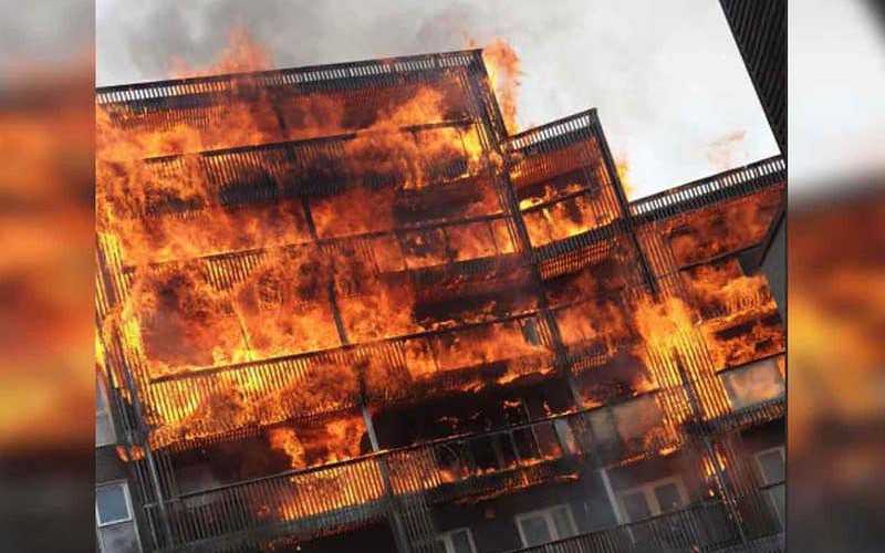 Potężny pożar budynku mieszkalnego w Londynie