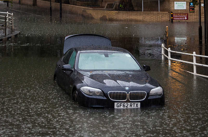 Ulewy w Anglii: Alerty powodziowe i paraliż komunikacji