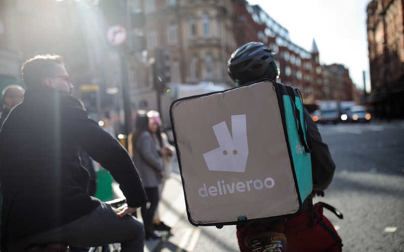 Deliveroo chce rozdawać jedzenie bezdomnym w Londynie