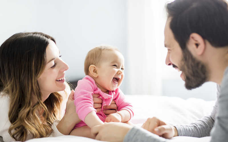 UE uchwaliła przepisy ws. urlopów ojcowskich i rodzicielskich