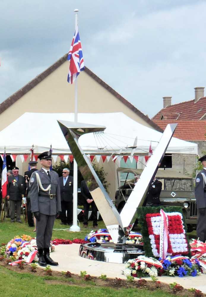 A monument devoted to Polish airmen was unveiled