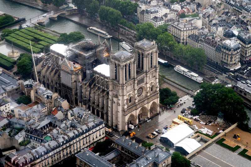 Na Notre Dame płacą drobni darczyńcy, miliarderzy czekają