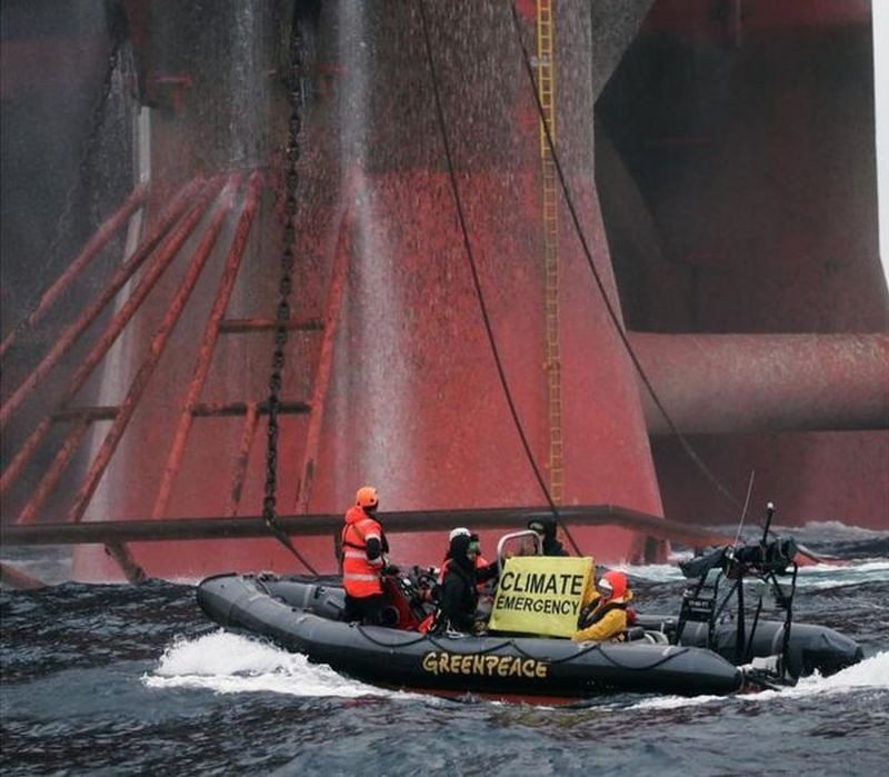 Statek Greenpeace zatrzymał platformę wiertniczą BP