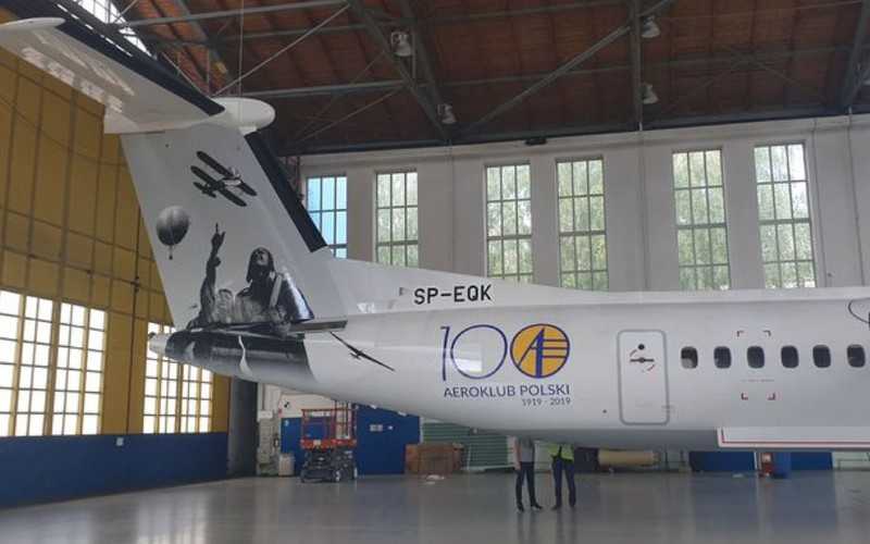Samolot LOT-u z grafiką z okazji 100-lecia Aeroklubu Polskiego