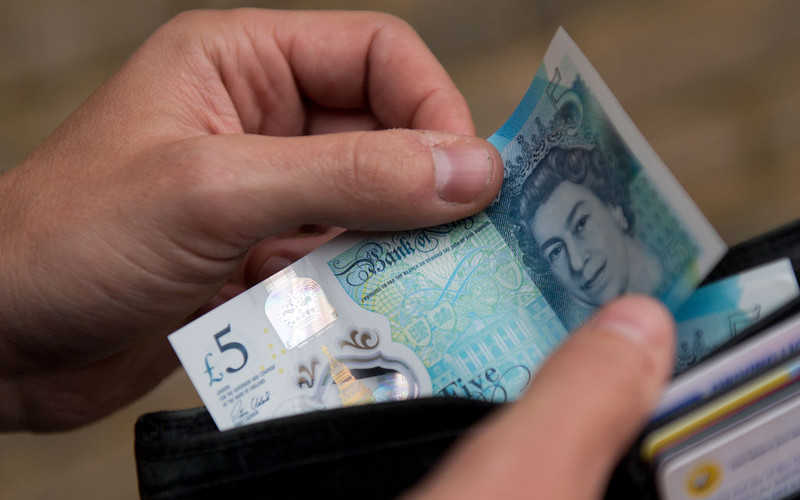 Znaleziony portfel z pieniędzmi? Polak i Brytyjczyk go zwróci 