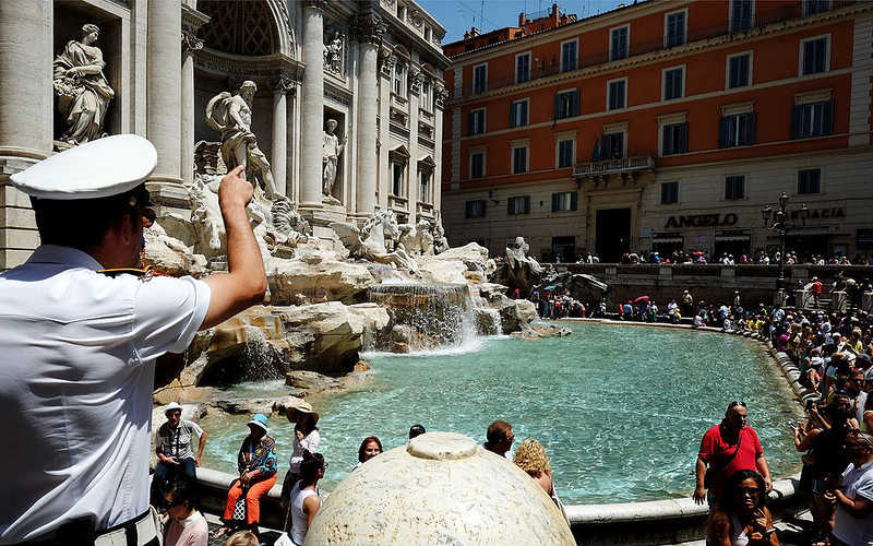 Rzym: Kąpiel w fontannach kosztowała turystów po 450 euro 
