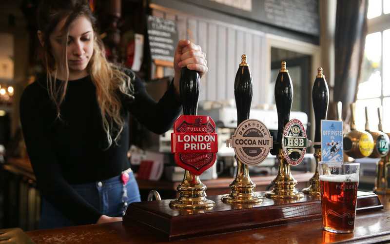 Po Brexicie piwo w pubach "może być tańsze"