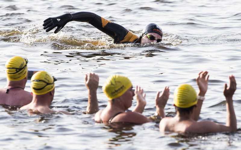 Olympic swimmer completes 196 km tour of Friesland's 11 cities