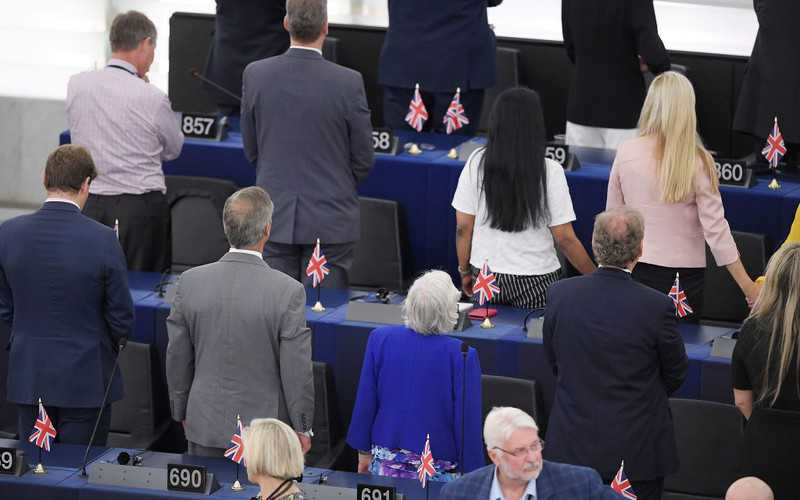 Partia Brexitu odwrócona plecami w trakcie hymnu UE