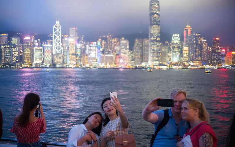 Chińczycy przeszukują smartfony turystów