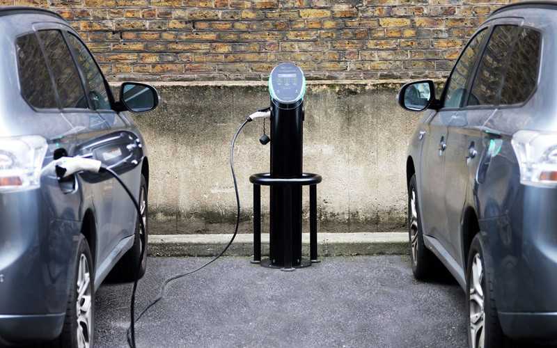 Trzej energetyczni giganci w UK przejdą na pojazdy elektryczne 