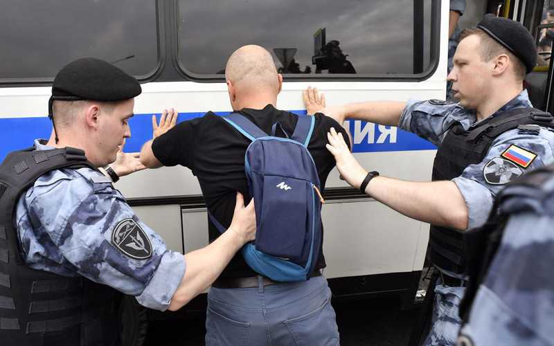 Dwie trzecie Rosjan uważa, że policja podrzuca narkotyki
