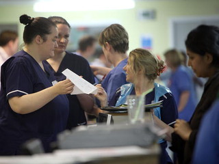 Czy pracownicy brytyjskiej służby zdrowia mówią po angielsku?
