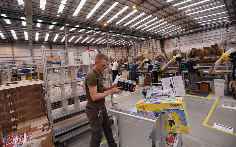 Amazon chce przekwalifikować 100 tys. pracowników 