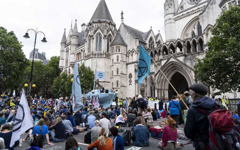 Aktywiści z Extinction Rebellion zablokowali drogi w największych miastach w UK