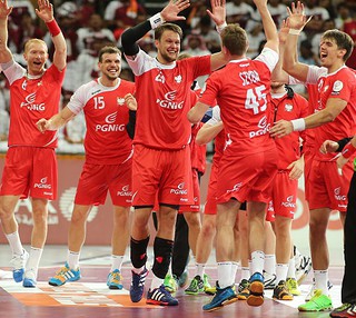 Fans welcome Polish handball player in Warsaw airport