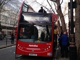 Londyn: Dach autobusu ścięty przez drzewo